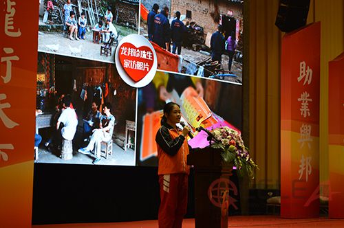 “龙邦珍珠班”学生代表罗家祺向龙邦的叔叔阿姨们表示感谢，并立志铭记饶国荣先生的教诲，努力学习、报效社会 副本副本.jpg